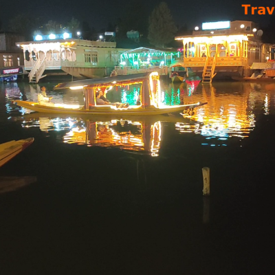 Stay in a Houseboat in Dal Lake, Srinagar